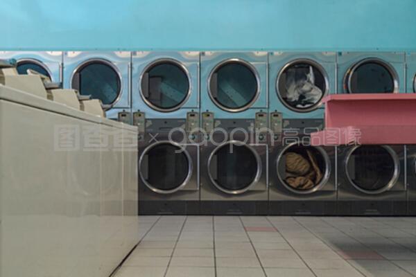 在自助洗衣店洗衣服和晾干